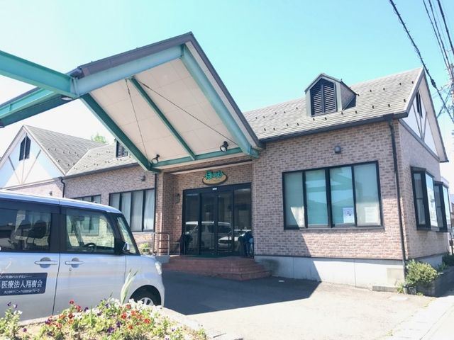ゆったりとしたエントランス エントランス 手前に車両が停まっており、奥には自然光が差し込む明るいエントランスが見えます。ゆったりとした入口は、訪れる方々を暖かく迎え入れます。