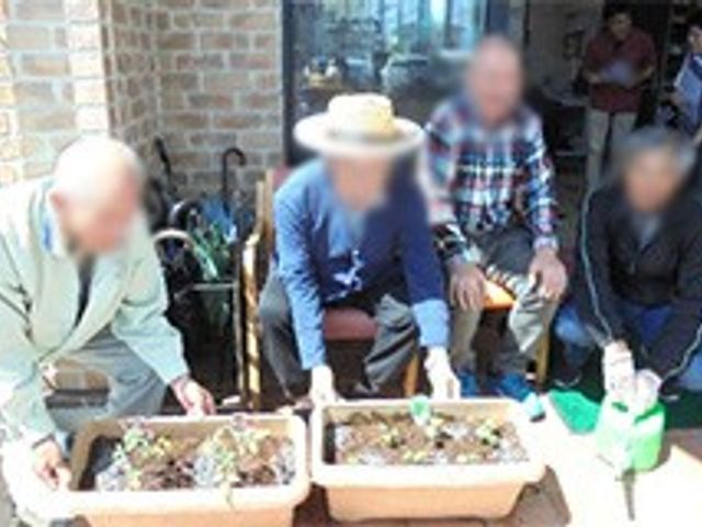 植栽を楽しむ中庭 中庭 自然にふれながら、リラックスできる環境があります。植物の育成活動に参加もできます。