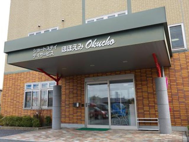 エントランスの見晴らし エントランス ゆったりとしたエントランスには赤いアクセントが。入出を考慮した設計は、安心して過ごせる空間を約束します。