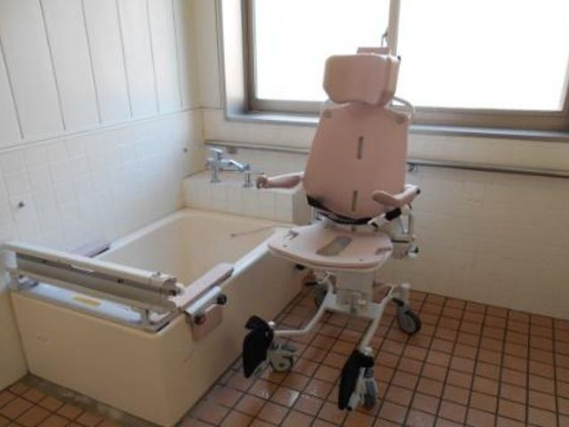 バリアフリー設計の浴室 浴室 安全に配慮された浴室です。手すりや椅子も完備され、安心してご利用いただけます。