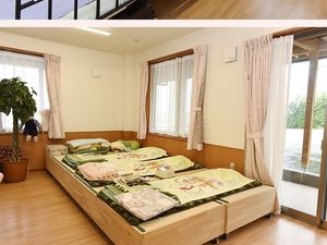 明るい居室のベッド  