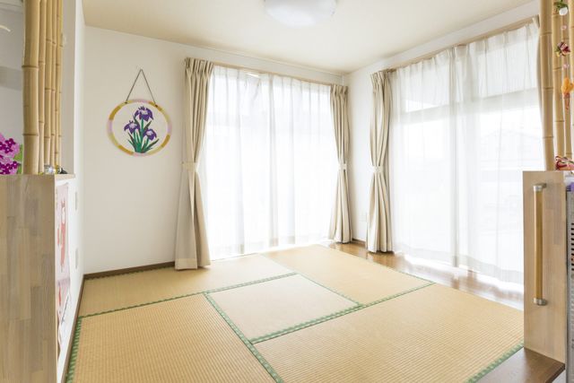明るく清潔な和室 和室 余裕を持って配置された畳の部屋です。窓からの自然光が心地よく、静かな時間を過ごせそうです。