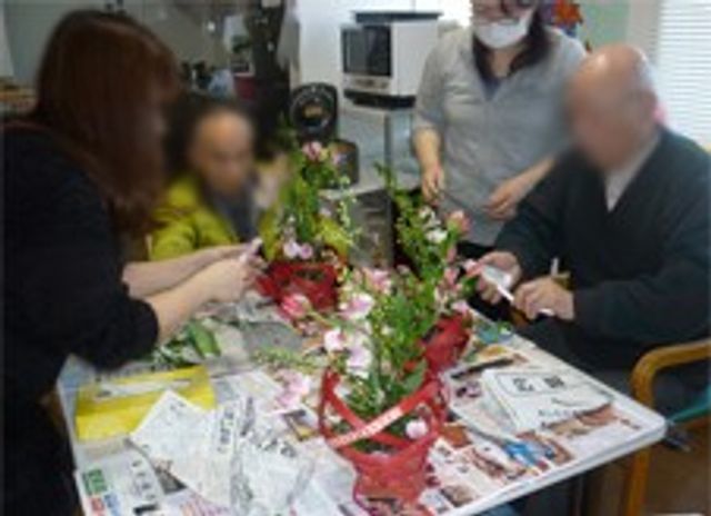 花作りの様子 多目的室 花を使った活動が行われており、参加者同士が協力して楽しんでいる様子です。作業を通じてコミュニケーションが図れます。