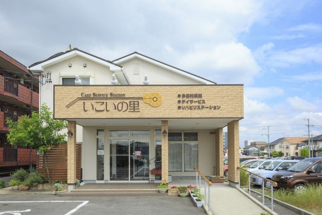 快適な外観のエントランス エントランス 明るく開放的なエントランスです。ゆったりとした外観が、訪れる方を温かく迎え入れます。