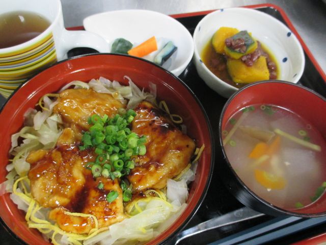 美味しそうな食事セット 料理 色とりどりの食事が並べられた食卓です。栄養バランスを考慮したメニューをご提供しています。