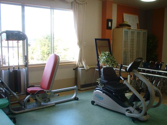 運動機器が並ぶ部屋