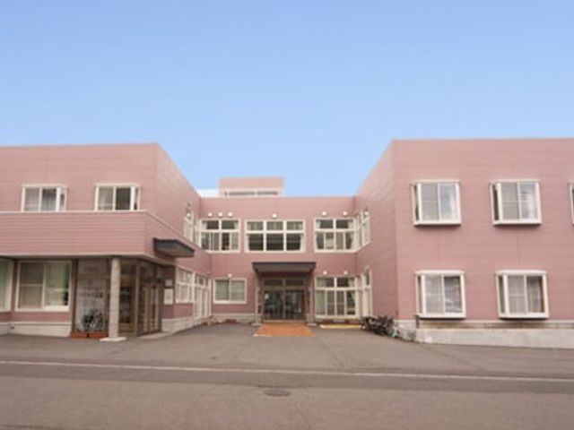 ピンク色の建物外観  