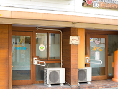木製の扉が並ぶ外観