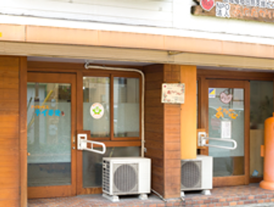 木製の扉が並ぶ外観