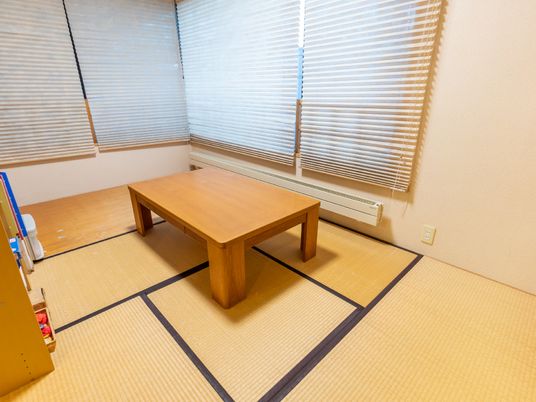 ブラインドがおりている共有スペース