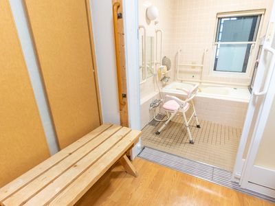 バリアフリー設計の浴室