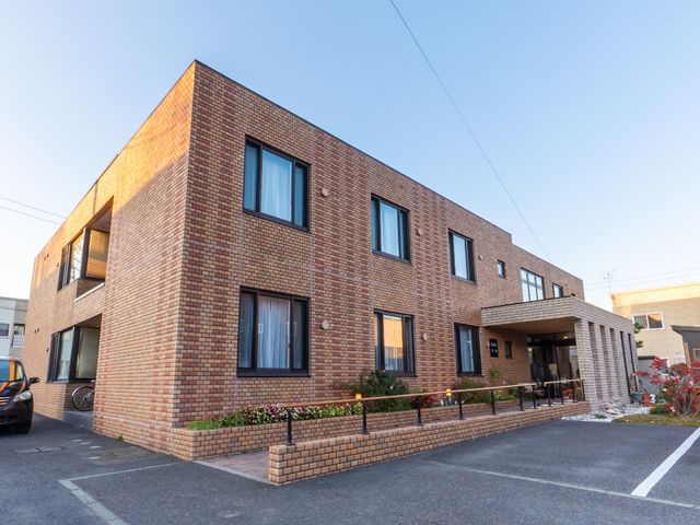 レンガ造りの建物の外観 外観 清潔感のある外観は、訪れる人々を温かく迎え入れます。日々の業務で快適な職場環境を提供することに繋がります。