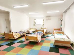 明るい多床室の居室  