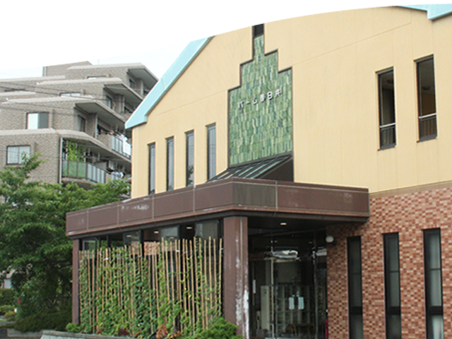 自然光が差し込む外観 外観 建物の前には植栽が施され、温かみのあるデザインが特徴です。居住者やスタッフの心地よい環境を提供します。