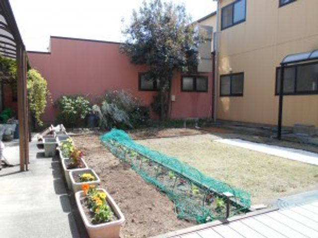 中庭の花壇 中庭   花壇や緑が並ぶ、手入れの行き届いた中庭です。日差しを感じながら、気分転換しやすい空間に見えます。