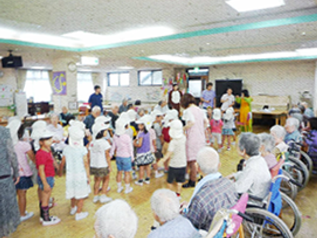 子供たちとの交流ラウンジ ラウンジ 明るいラウンジで子供たちとの交流が行われています。楽しげな雰囲気の中で笑顔が溢れています。