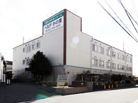 白い建物の外観