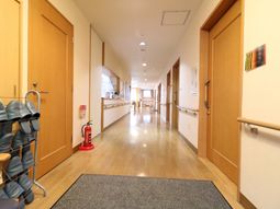 明るい廊下の景観