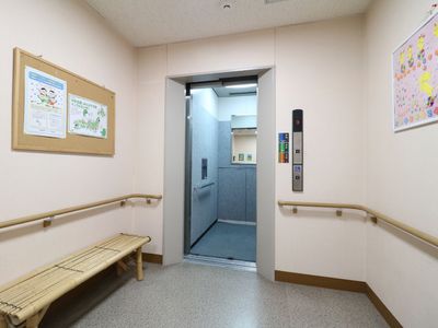 清潔感のある廊下とエレベーター