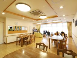 暖かい色調のダイニングスペース