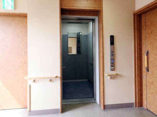 バリアフリーエレベーター入口