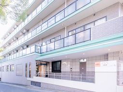 多階層の建物の外観