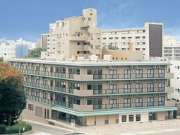 都会の中の明るい建物