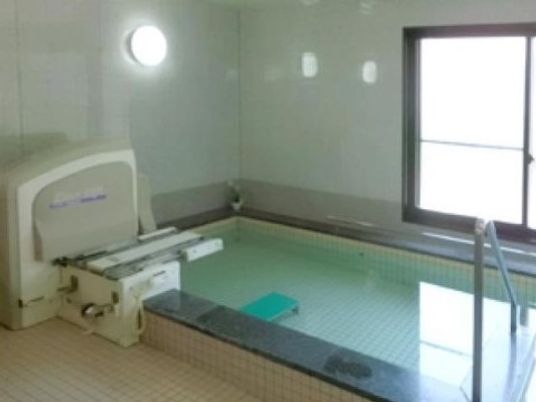 明るい広い浴室設備