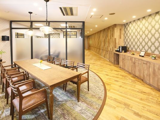 木目調の洗練された食堂
