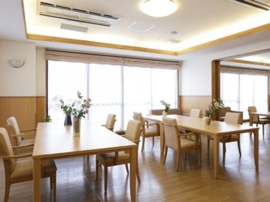 明るい食堂の内観