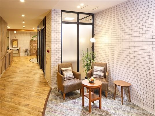 明るい廊下の休憩スペース