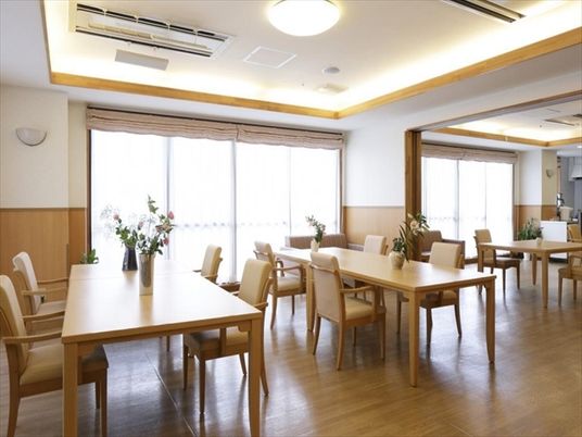 明るく広々とした食堂