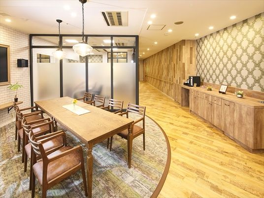 木目調の落ち着いた多目的室