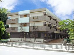明るい外観の建物