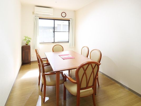 暖かい印象の居室