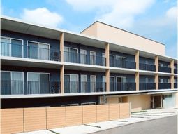 明るい外観の建物