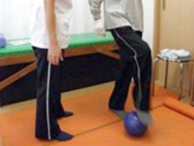 訓練用ボールと人物