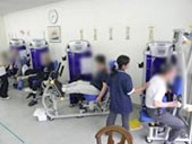 機能訓練の様子 機能訓練室 明るいスペースで、利用者がトレーニングに励んでいます。快適な環境でリハビリが可能です。
