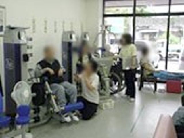 訓練を行う場所 機能訓練室 自然光が差し込む訓練室で、多くの方が落ち着いた雰囲気で訓練に取り組んでいます。