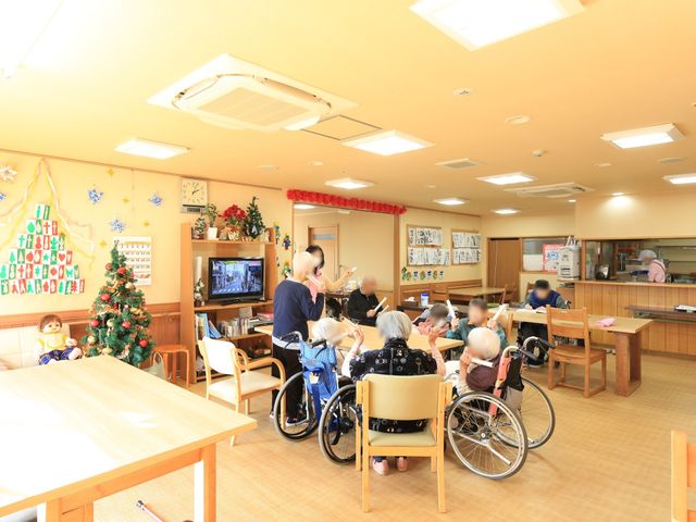 明るい食堂の風景 食堂 彩り豊かな装飾が施された空間で、利用者が和やかに過ごしています。