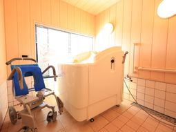 バリアフリー設計の浴室