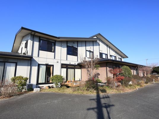 静かな住宅風の外観