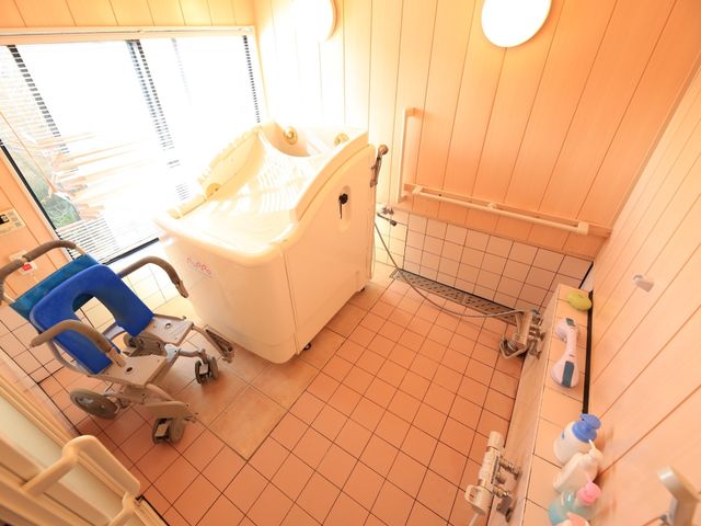 快適な浴室設備 浴室 窓際に明るく設計された浴室で、安心して快適にご使用いただけます。