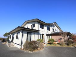 晴天の下の明るい建物