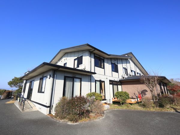 晴天の下の明るい建物