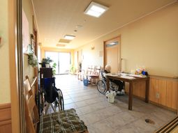 明るい廊下と車椅子