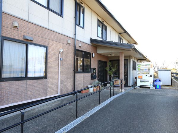 明るく清潔な建物外観