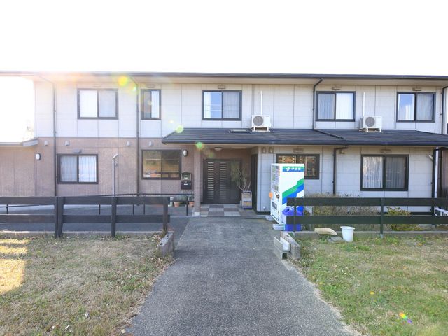 穏やかな外観の建物 外観 陽光が満ちるゆとりの空間が迎え入れます。清潔感ある外観が心地よい環境を予感させます。