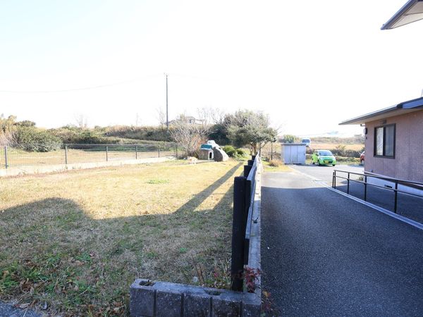 広々とした明るい庭
