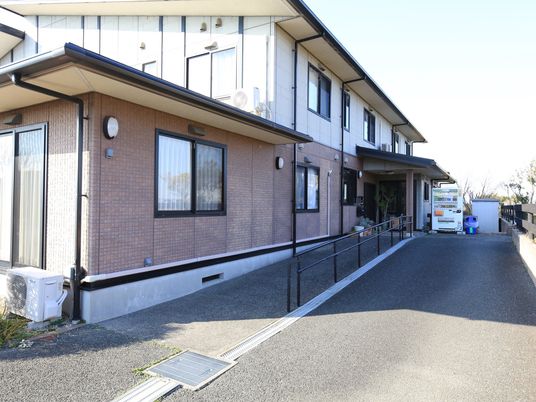 明るく清潔な建物外観